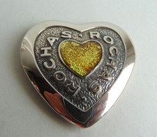 Miroir de sac Rochas en forme de cœur.