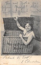 CPA FANTAISIE ENFANT DANS UNE MALLE EN OSIER