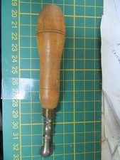 Molette de couture ancienne de cordonnier en métal et bois