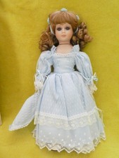 Poupée en porcelaine ( marque anglaise : ALBERON DOLL ) châtain à robe bleue