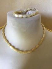 Ancien collier er bracelet Nacre Vintage en très bon état.