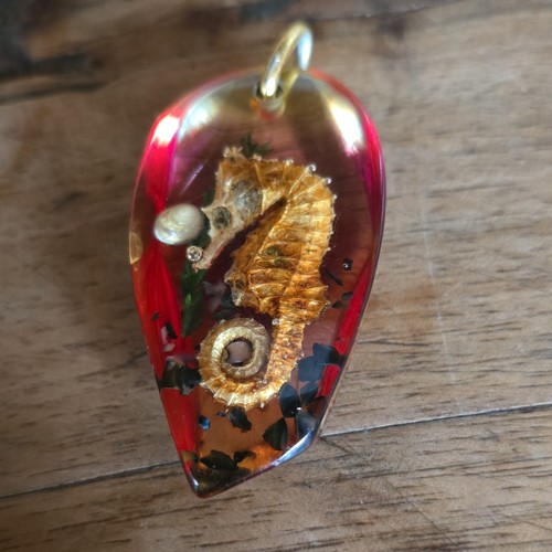 Collier avec pendentif résine
