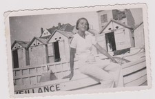 photo ancienne ?️ femme barque plage 1930 cabines bois snapshot vintage