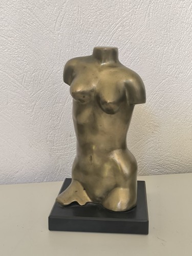 Beau bronze nue féminin
