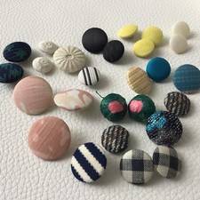 Lot 27 Boutons Anciens En Tissu 1950 Dont ANDRE Buttons Haute Couture