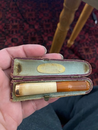 Tres jolie ancien - jolie, fume