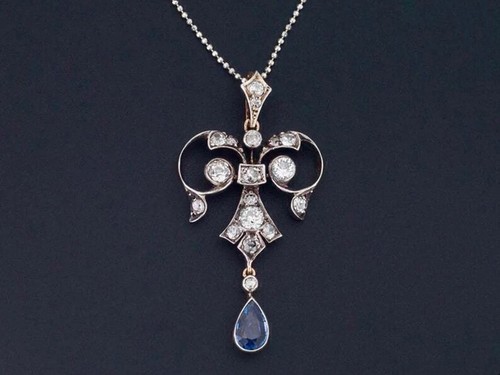 Pendentif femme style - , art