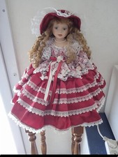 Poupée Porcelaine de Collection Vintage robe bordeaux à Dentelles blanches H 32