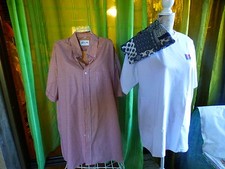 homme lot=chemise petits carreaux=41-42 ,tee-shirt blanc+haut de pyjama offert 