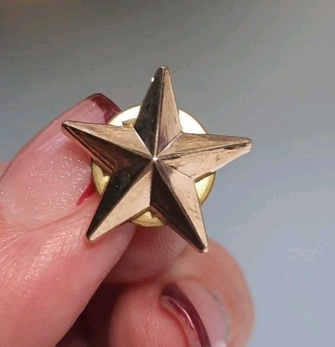 P9601 insigne pin étoile - pin's,