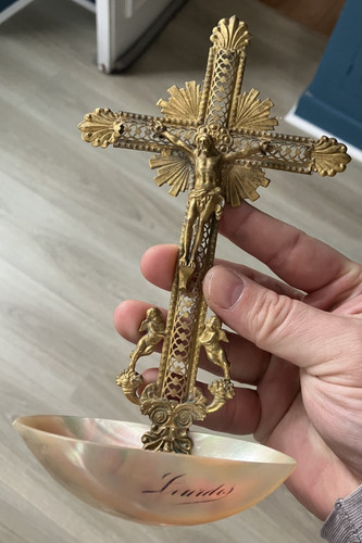 Joli bénitier croix christ