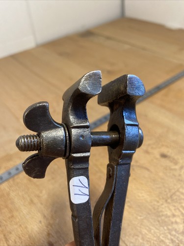 Etau old tool - old, ancien