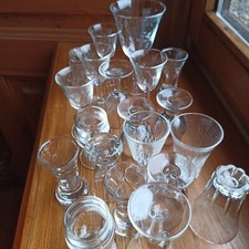 20 verres à liqueur anciens de 1930 à 1950, formes et dimensions variées 