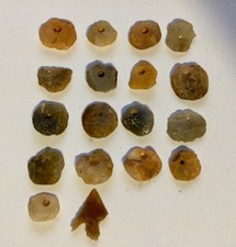 Néolithique, ensemble de 17 pendentifs-perles en pierre, pas biface/hache polie 