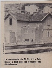 1981  --  MAISON DU PASSAGE A NIVEAU DE BRILLANNE EN COURS DE DESTRUCTION  3F282