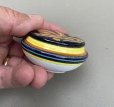 Petit pot couvert signé - pot,