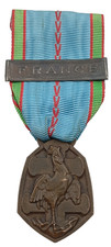 E1/08/25 (REF26436) Médaille militaire LIBERATION guerre 1939 1945 FRENCH MEDAL