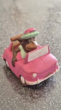 FIGURINE SINGE OMO ROSE DANS VOITURE CABRIOLET HAUTEUR 4,5 CM