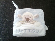 doudou livre d'éveil mouton NATTOU carré épais de 4 pages bleu blanc beige TTBE