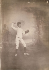 Garçon en tenue d escrime