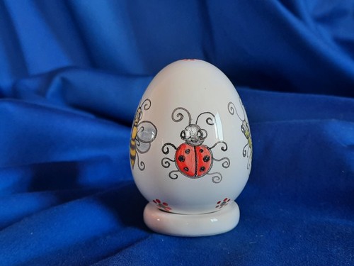Oeuf plus socle
