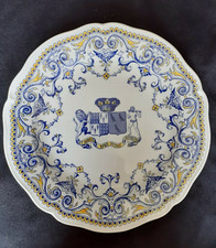 Assiette à dessert en faïence de GIEN décor d'armoirie