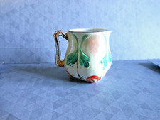Ancienne mini petite tasse  de dinette en porcelaine .