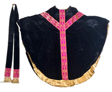 Chasuble gothique noire ancienne en velours chasuble-prêtre-messe-calice 