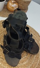 sandales à talons usées