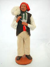 * SANTON DE PROVENCE HOMME PORTANT UN SAC SIGNE RICARD CRAVATE VERTE