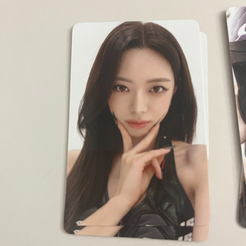 Yuna itzy photocard world tour - yuna,