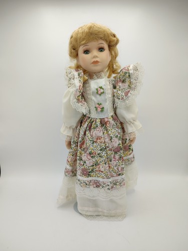Jolie poupée porcelaine - poupée,