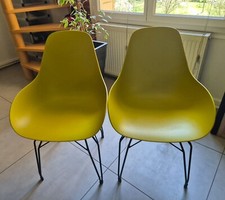 lot 2 Chaises design coque jaune avec pieds Eiffel en métal