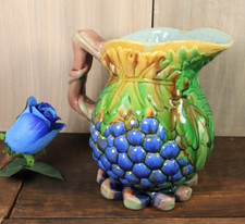 Beau Pichet Style Art Nouveau Décor Grappes de Raisin en Barbotine Fait Main