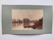 PHOTO ALBUMINE BARQUE AU BORD D'UNE RIVIERE G6785
