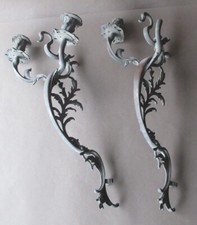 Paire de lourds bras de lumières de lustre ancien en bronze de style Louis XV