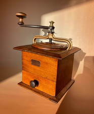 Moulin à café Peugeot frères. Modèle T fin en noyer datant de  1851 à 1855