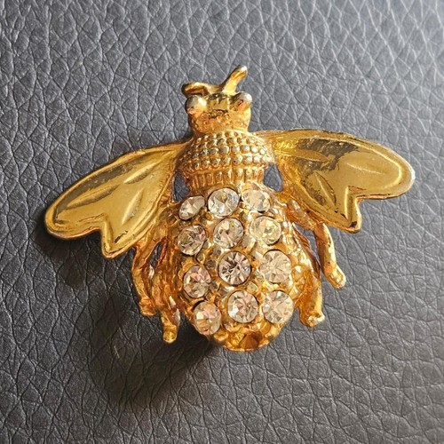 Broche abeille couverte - , de
