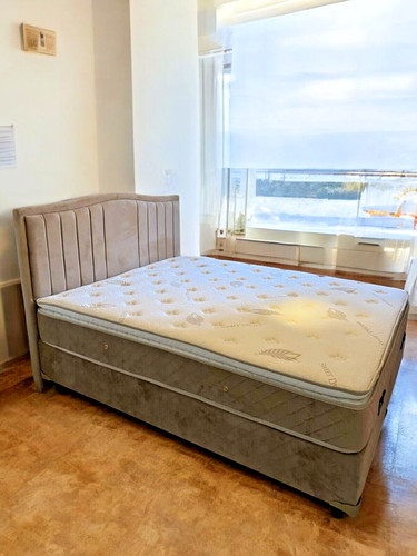 Lit double capitonné beige