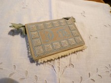 Ancien Porte Aiguilles en tissu brodé monogramme DH avec aiguilles
