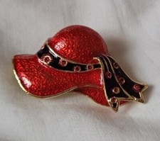 BROCHE VINTAGE CHAPEAU MÉTAL DORÉ ÉMAILLÉ ROUGE AUVERGNE # U150