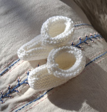 CHAUSSONS -  Taille naissance 3 mois - couleur blanche - tricotés à la main