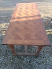 Table en chêne dessus parquet de Versailles - Livraison possible