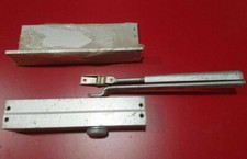 ferme porte GROOM GR150 + plaque support coudée entrée maison immeuble atelier