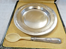 Coffret de naissance assiette à bouillie avec sa cuillère en métal argenté