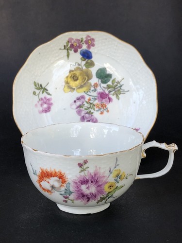 Ancienne tasse sous - ancienne, et