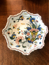 ASSIETTE A BORD CONTOURNÉ EN FAÏENCE DE ROUEN, DÉCOR POLYCHROME XVIIIème