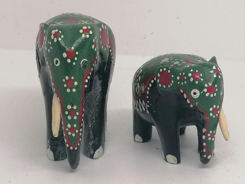 Deux petites figurines - petites,