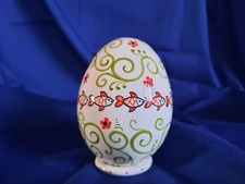 Oeuf et socle, poissons