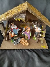 Crèche moderne avec 7 personnages en plastique